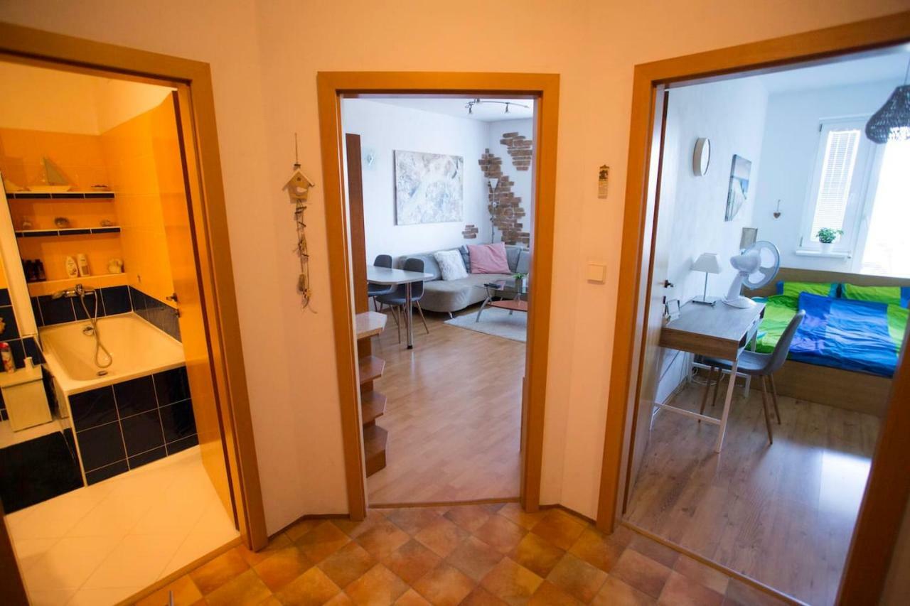 Cozy Apartment Btw Centre And Airport - Private Host - No Invoice Bratislava Exterior photo